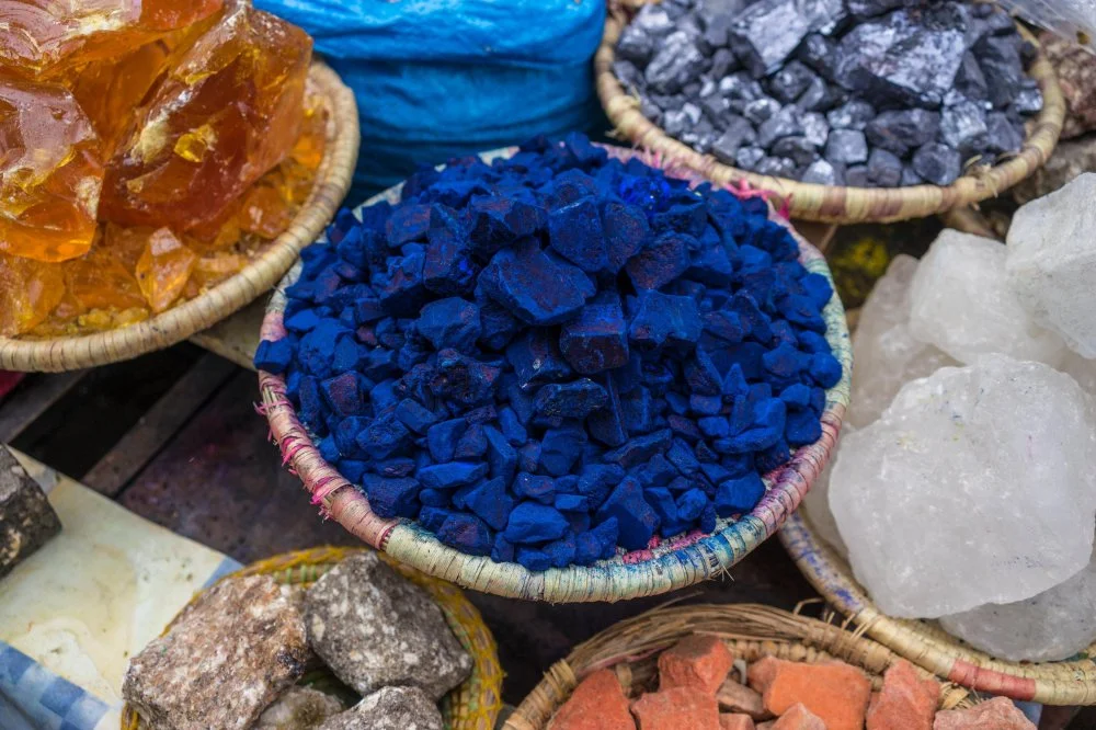 Индиго, түрлі-түсті пигмент, базарда, Марракеш, Марокко/Alamy
