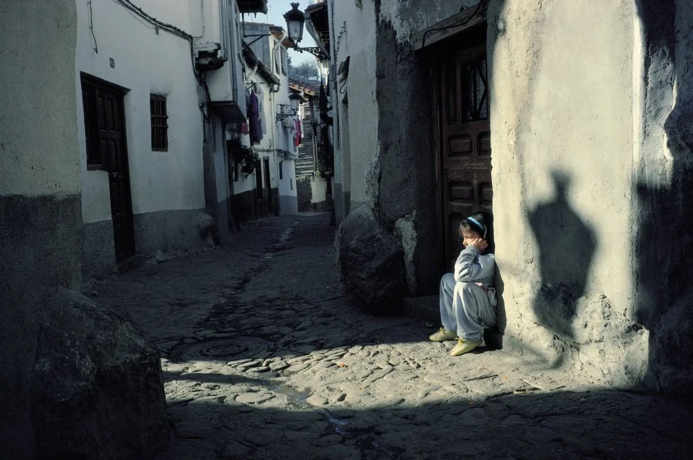 Девочка сидящая в еврейском квартале juderia/JMN/Cover/Getty Images