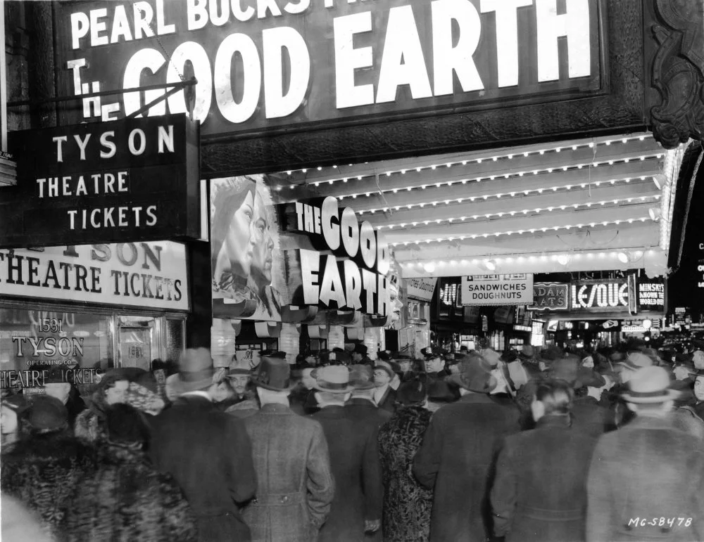 Crowd outside the Astor Theatre in New York at the premiere on february 2nd 1937 Of Paul Muni and Luise Rainer in The Good Earth. 1937 Director Sidney Franklin/Alamy