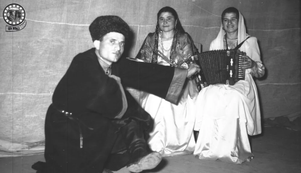 Гарсиев — грузчик паровозного депо станции Караганды исполняет национальный танец, Гарсиева и Давлетбаева аккомпанируют. Республиканский смотр художественной самодеятельности работников и служащих. Алматы, 1955 год / ЦГА КФДЗ