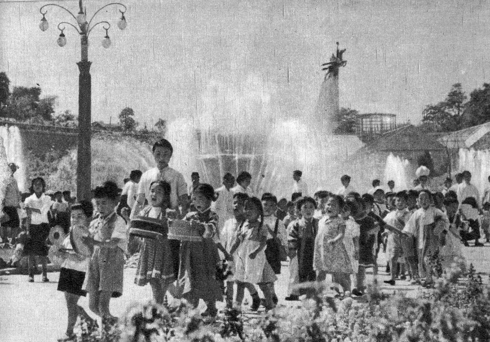 Пхеньяндағы ұлттық мерекелердің суреті, Солтүстік Корея. 1961 жыл/Getty Images