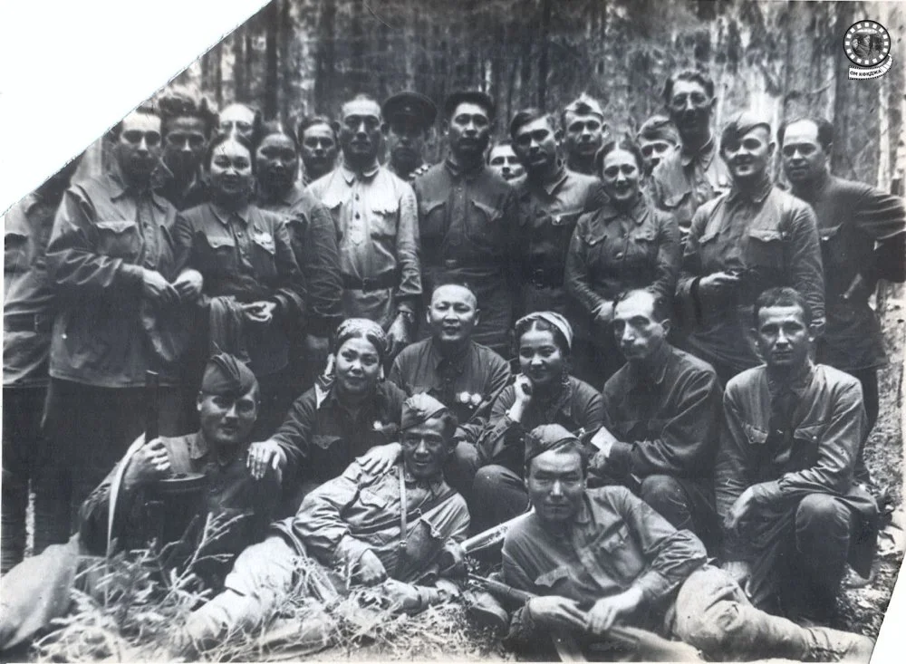 Артисты концертной бригады из Казахстана с фронтовиками, 1942 год  / ЦГА КФДЗ 