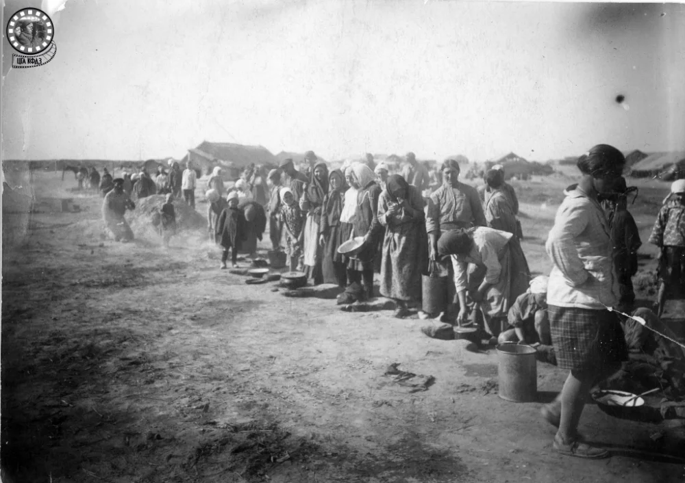 Ас әзірлеп жатқан қоныс аударушылар. Алматы облысы, 1931 жыл / Александр Ткачёвтің жеке мұрағатынан / ҚРОМ КФДЖА