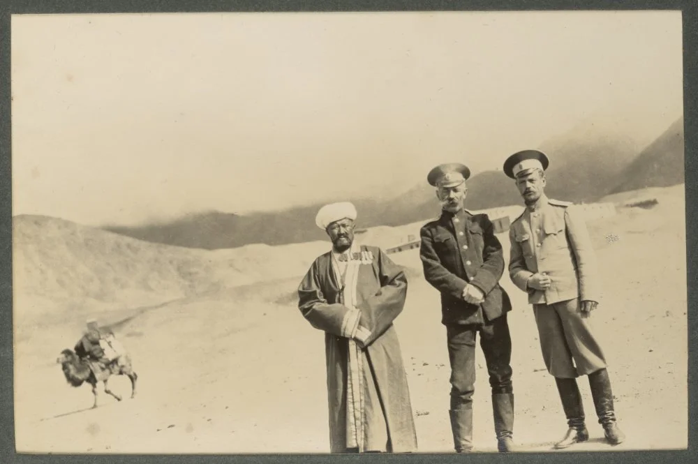 Tsarist Russian officials at the Pamir post. Turkestan. 1915 / Sir Percy Sykes / Wikimedia Commons
