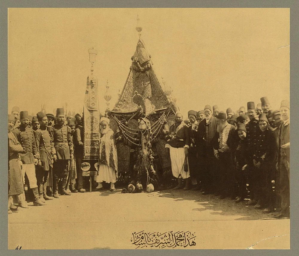 The holy caravan in the Ṣem - Caravan on its way to Mecca for the Hajj, after leaving Damascus. Soldiers and dignitaries with camel carrying the palanquin (Mahmal), the emblem of the Ottoman sultan, circa 1890/Alamy