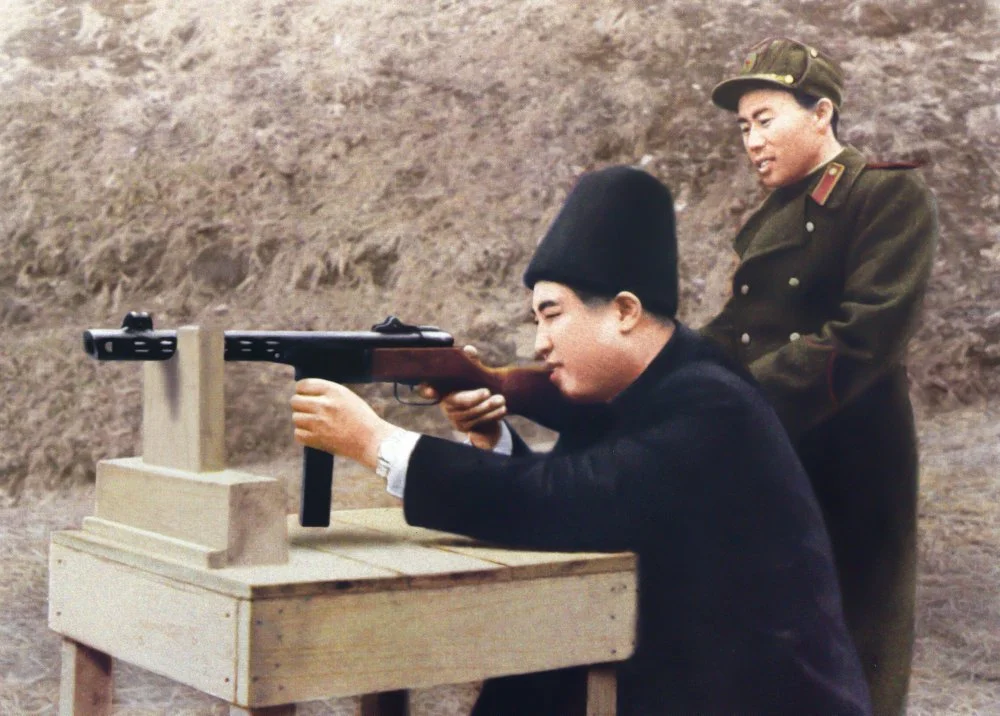 Ким Ир Сен алғашқы корейлік тапанша-оқшашарды сынақтан өткізуде. 1948 жыл/Getty Images