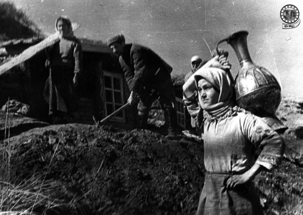 Депортированные чеченцы во время строительства жилья. Город Текели / ЦГА КФДЗ