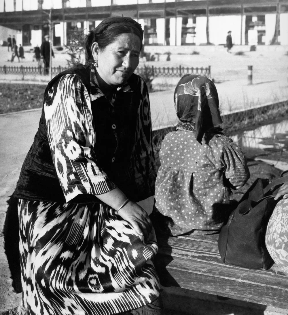 Ташкент қаласында қызымен бірге аялдап отырған әйел. КСРО, 1970 жылдар / Getty Images