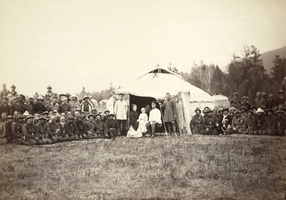 Российский офицер с семьей в окружении казахов. 1885-1886 / Getty Images