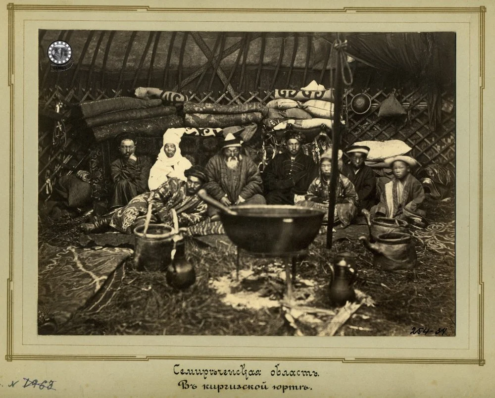 Киіз үй ішінде отырған қазақ отбасы. Жетісу облысы, 1900 жыл / ОМА КФҚД