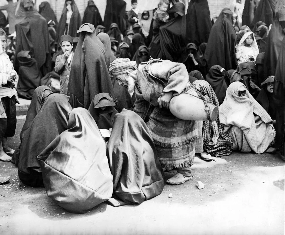 Тегеран көшесіндегі пәренже киген әйелдер. Иран, 20-ғасырдың басы / Getty Images