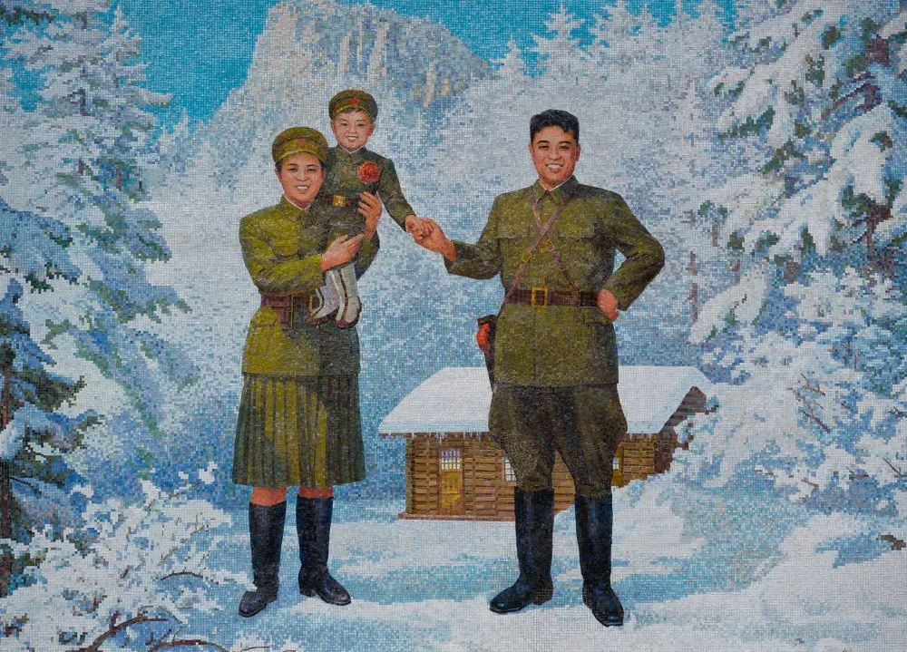 Ким Ир Сен әйелі Ким Чен Сук және ұлы Ким Чен Ирмен. Пхеньян. 1960 жылдар / Getty Images