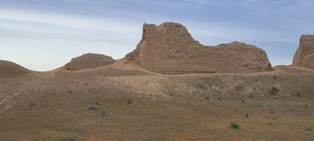 Сауран қаласының қабырғалары  / Суретті ұсынған — Ник Филдинг