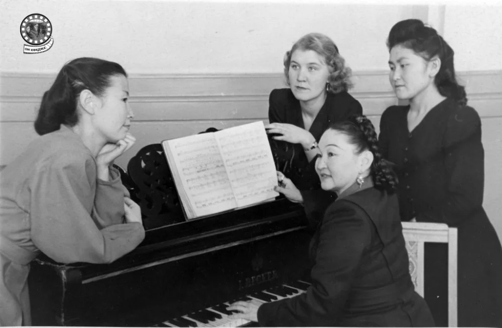 Куляш Байсеитова во время творческой встречи (за роялем), 1954 год / ЦГА КФДЗ  