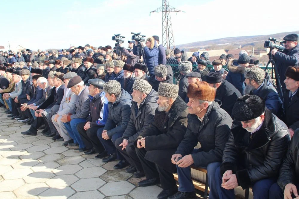 Алжана Сатиханова. Митинг чеченцев Ауха, 23 февраля 2017 года (участники акции протеста в Ауховском районе Ингушетии). Фотография, 23 февраля 2017 года / Wikimedia Commons