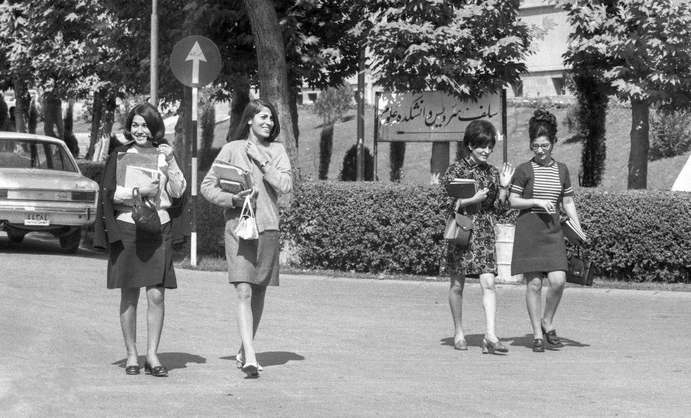 Тегеран көшесіндегі «батыс» үлгісіндегі сәнмен киінген бойжеткендер, 1968 жыл / Getty Images