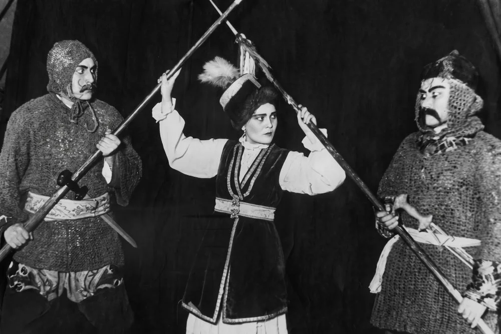 Шымкент облыстық драма театрының актрисасы Х.Бөкеева «Еңлік–Кебек» спектакліндегі Еңлік рөлінде. Шымкент, 1939 жыл / ҚР ОМ КФДЖА