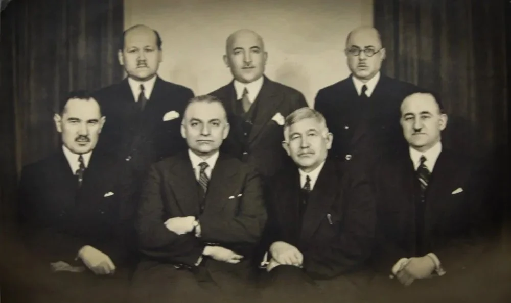 Leaders of the political emigration of Turkic and Caucasian peoples in Poland. Sitting (from left): Magomet-Girey Sunsh, Cafer Seydahmet Kırımer, Gayaz Iskhaki, Mahammad Amin Rasulzade. Standing (from left): Mustafa Shokay, Mustafa Vekilli, Tausultan Shakman / Wikimedia Commons
