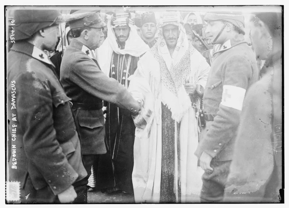 Предводитель бедуинов и османские офицеры в Дамаске. В это время бедуинские племена региона играли ключевую роль в военных действиях – некоторые поддерживали Османскую империю, другие, наоборот, вступали в союз с британцами и Францией. 1915 год/Library of Congress 