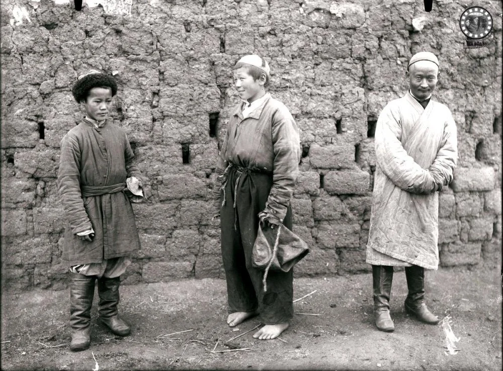 Үш қазақ жігіті. Самуил Дудиннің фотосуреті. Семей, 1899 жыл / Гамбург этнографиялық музейінің қоры / ҚРОМКФДЖА