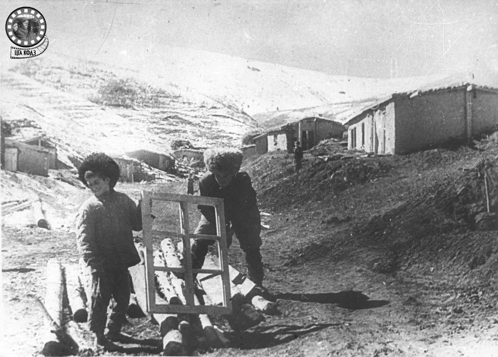 Депортированные чеченцы строят для себя жильё в Талдыкорганской области после вынужденной депортации 23 февраля 1944 года / ЦГА КФДЗ
