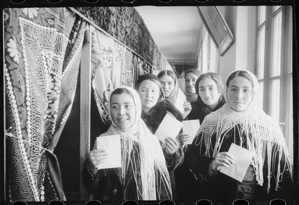 Өзбек қыздары КСРО Жоғарғы Кеңесі сайлауында. Ташкент, 1937 жыл / Getty Images 