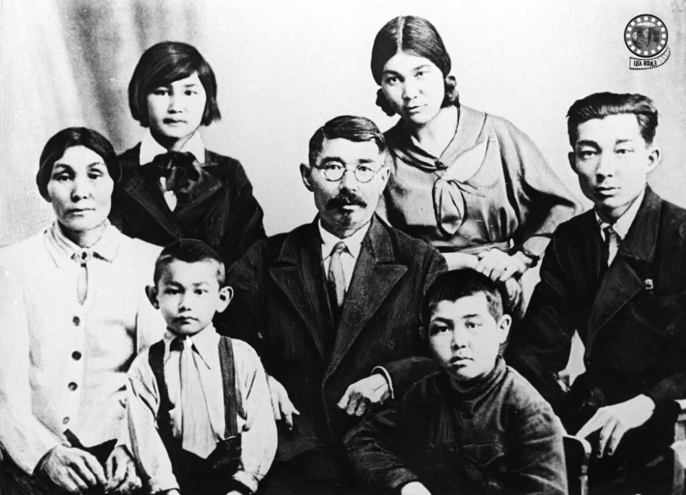 Халел Досмұхамедов отбасымен. 1930 жыл / Алматы қаласы тарихи музейі