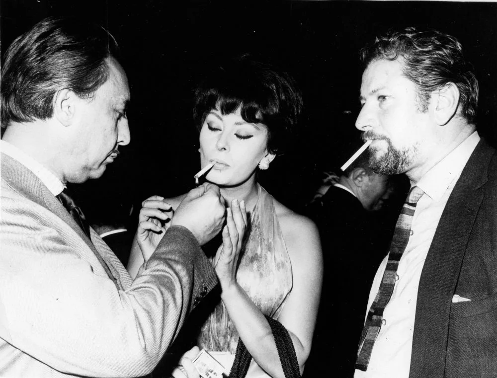 Italian Actress SOPHIA LOREN Receives A Light From ROMAIN GARY, Watched By PETER USTINOV At A Cocktail Party At The Boulonge Studios/KEYSTONE Pictures USA/Alamy
