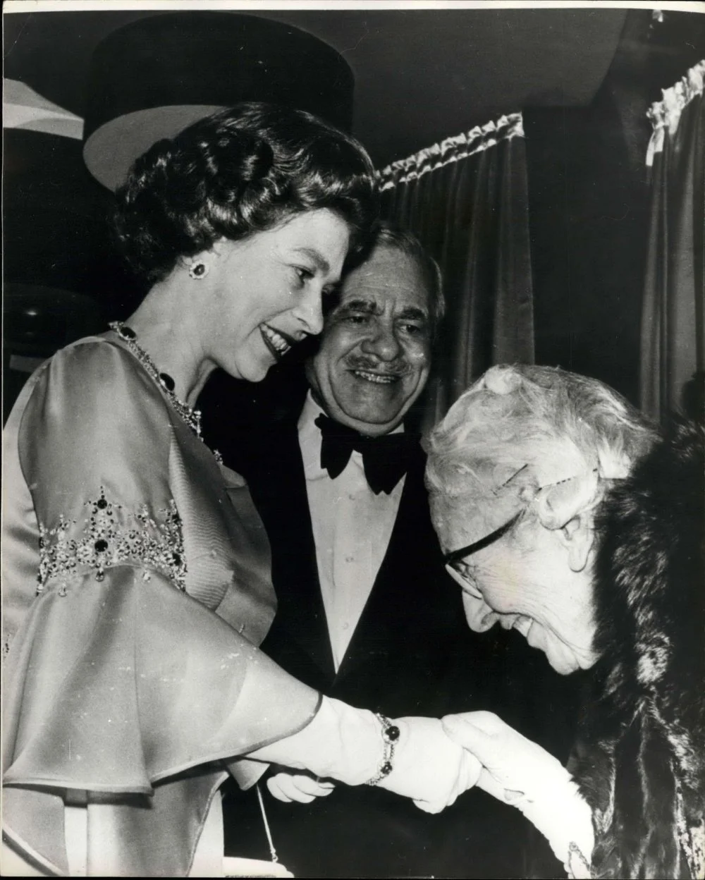 Королева Великобритании встречает Агату Кристи на премьере фильма. 1974 год/Alamy