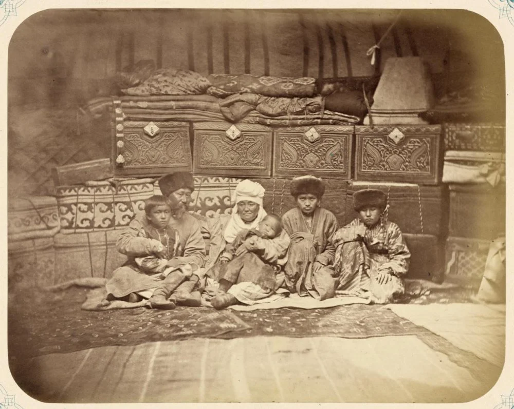 Казахская семья внутри юрты. Между 1865 и 1872 / Library of Congress
