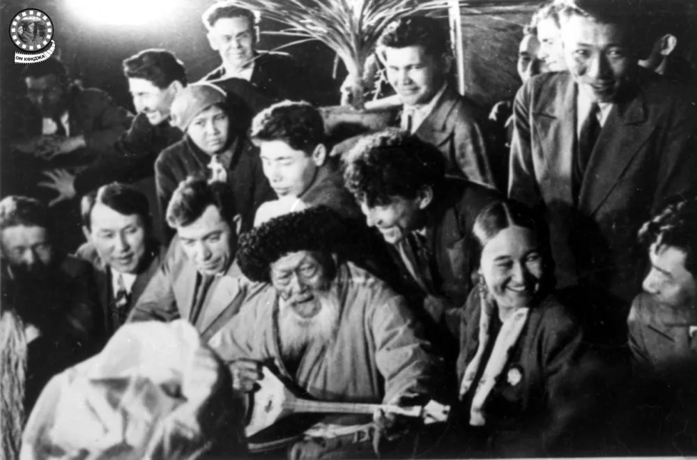 Куляш Байсеитова среди коллег и друзей, 1938 год / ЦГА КФДЗ 