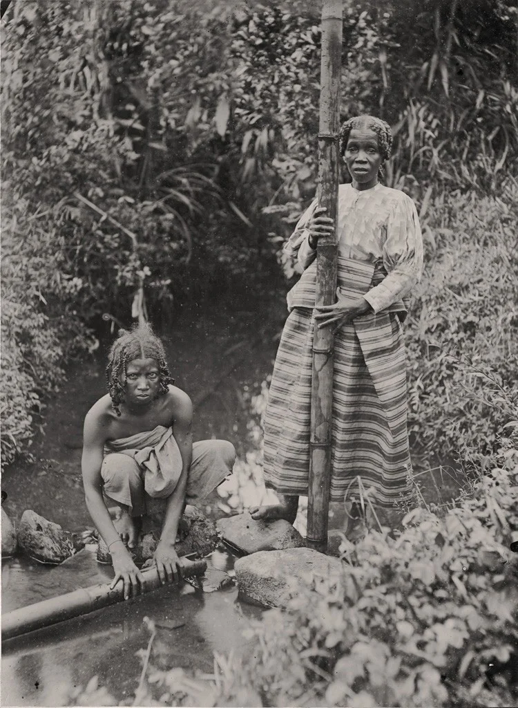 Betsimisaraka women extracting water. 1900/1910/Wikimedia Commons 