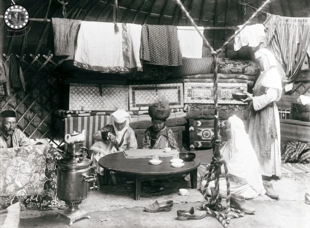 С.Дудин. Қазақтың киіз үйінде. Семей, 1899 жыл / ОМА КФҚД 