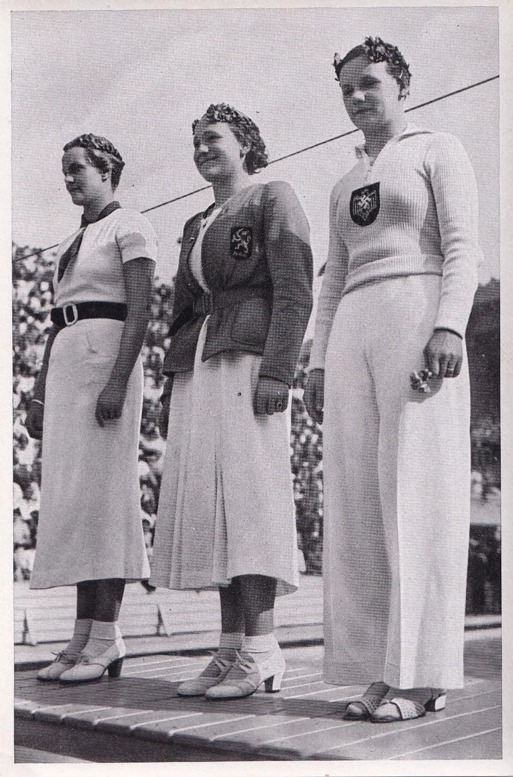 Награждение победительниц соревнований по плаванию на олимпиаде 1936 года/Getty Images