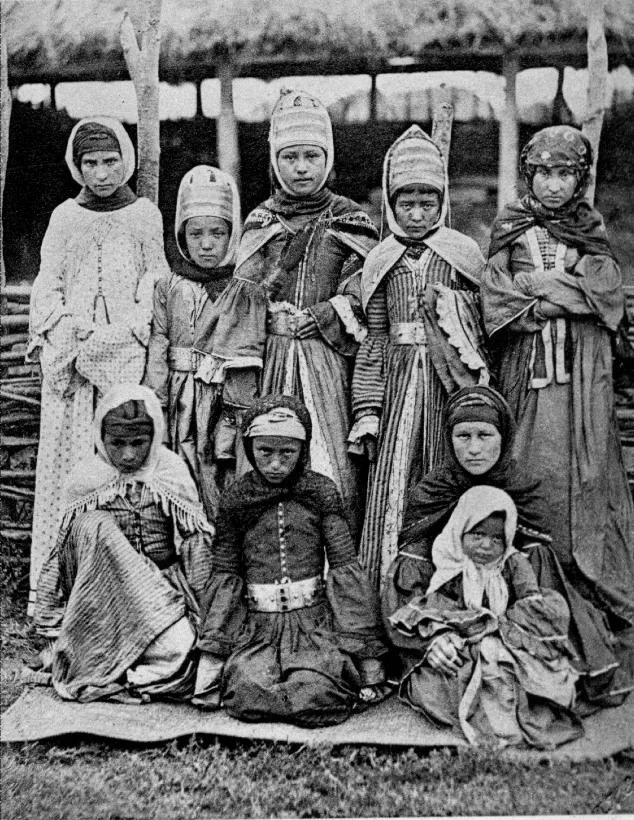 Ногайские девушки в традиционных костюмах. Начало 20 века / Wikimedia Commons