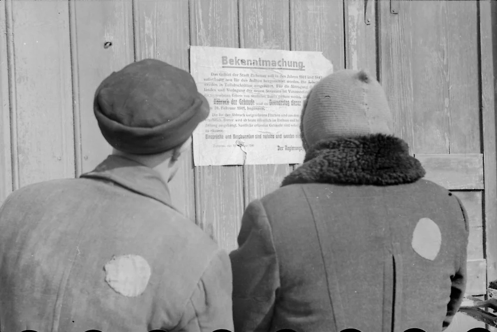 The yellow circle remained a popular mark for jews in German-occupied Poland as well. Photo 1941/Bundesarchiv, Germany