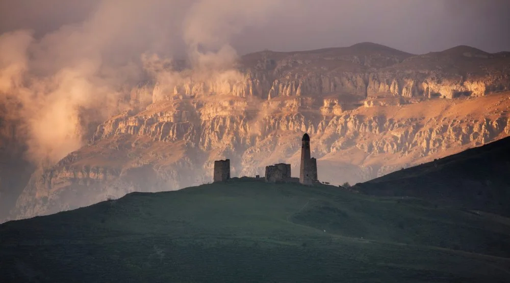 Руины средневекового поселения Эрзи в горах Кавказа, Джейрахский район, Ингушетия, РФ / Getty Images