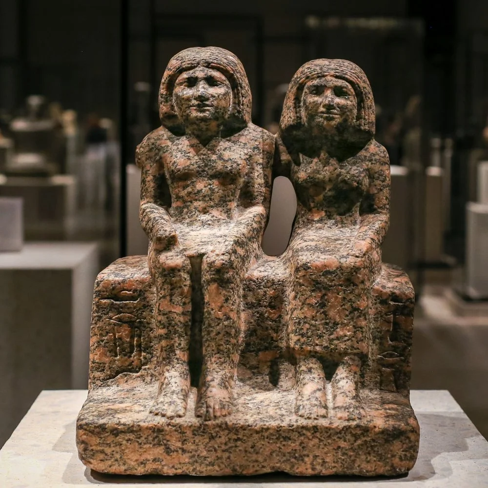 Древнеегипетская семейная пара. Ок. 2400 года до н.э./Wikimedia Commons