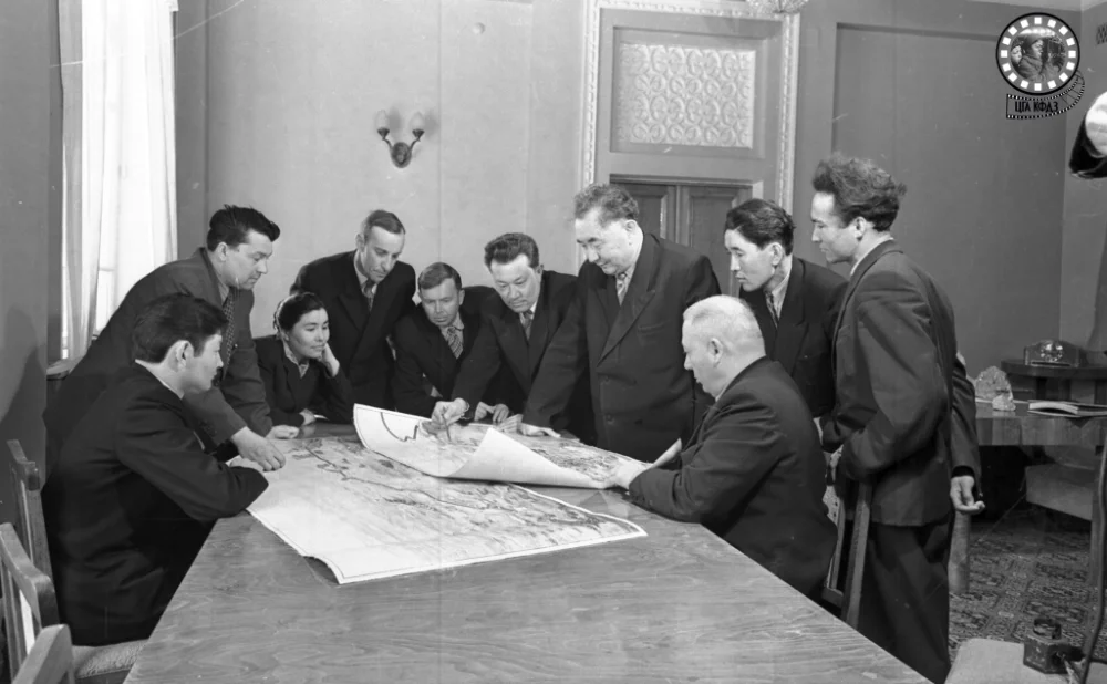 Қаныш Сәтбаев Ертіс-Қарағанды каналының картасын қарап отырған бір топ геолог-ғалымдармен бірге. Алматы / ҚР ОМ КФДЖА
