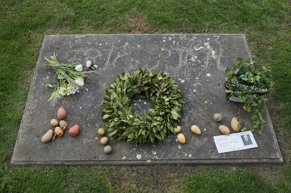 Grave Of King Frederick II Of Prussia (1712 - 1786) Also Known As Frederick The Great (Friedrich Der Große) Next To The Sanssouci Palace In The Sanssouci Park In Potsdam, Germany. Visitors Often Place Potatoes On His Grave In Honour Of His Role In Promoting The Use Of The Potato In Prussia/Alamy