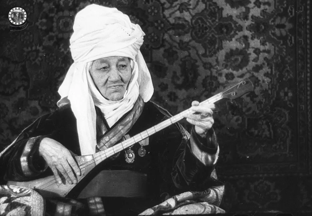 Дина Нурпеисова играющая на домбре. Март 1951 года, Алматы / ЦГА КФДЗ РК