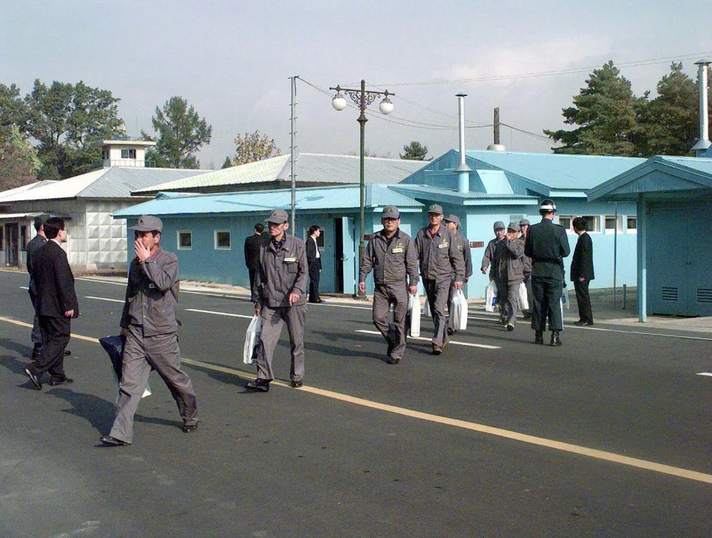 Южнокорейские водители возвращаются домой после доставки продовольствия в Северную Корею. 1998/Alamy