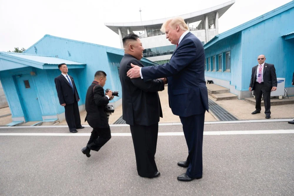 Ким Чен Ын и бывший президент США Дональд Трамп встречаются в димилитаризованное зоне в 2019 году/Alamy